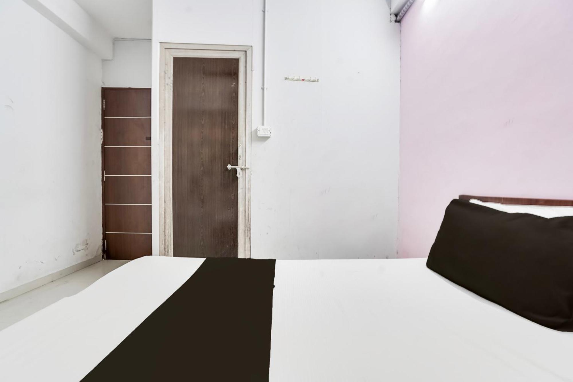 Hotel O Day Night Rooms 수라트 외부 사진