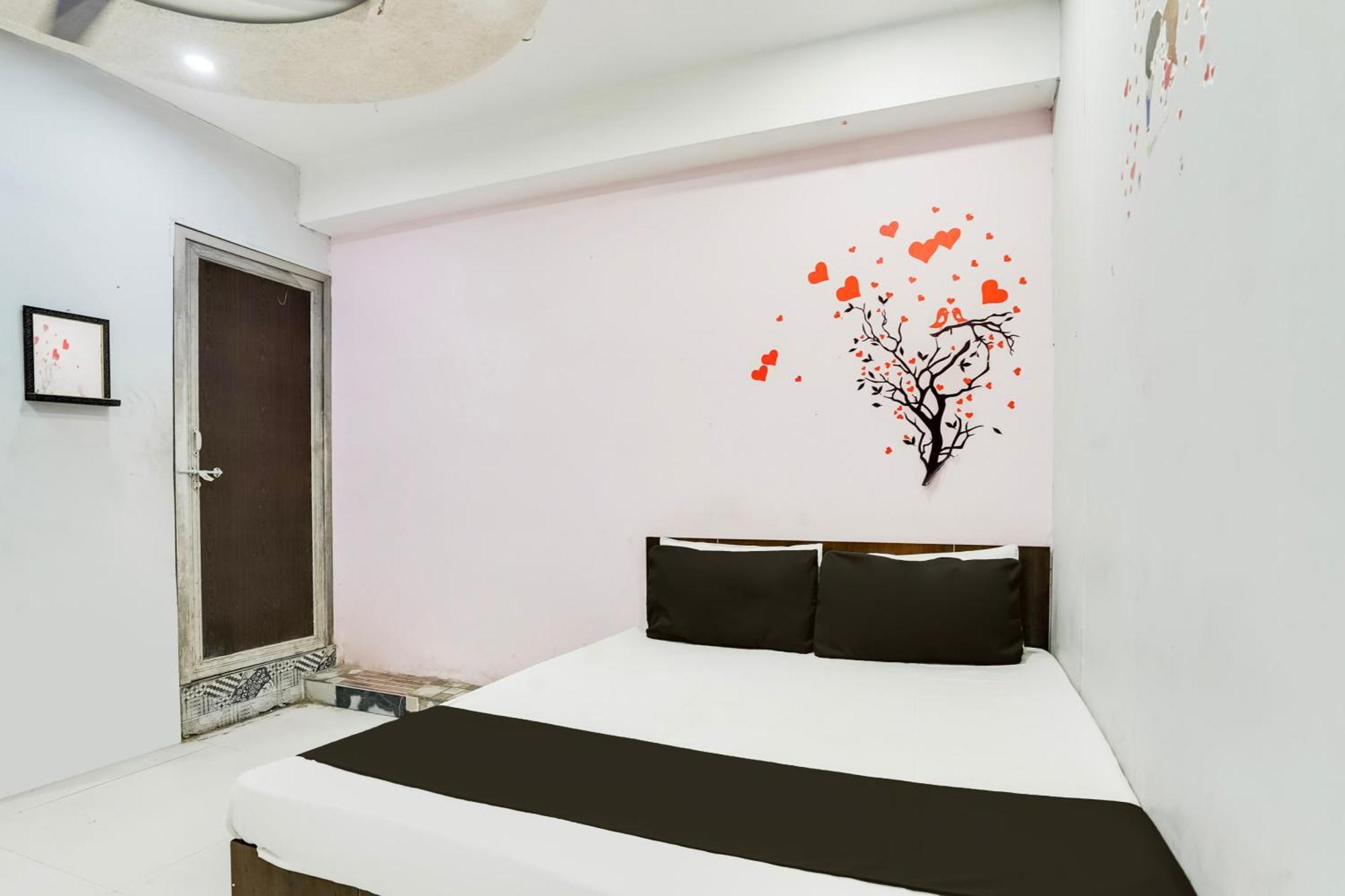 Hotel O Day Night Rooms 수라트 외부 사진