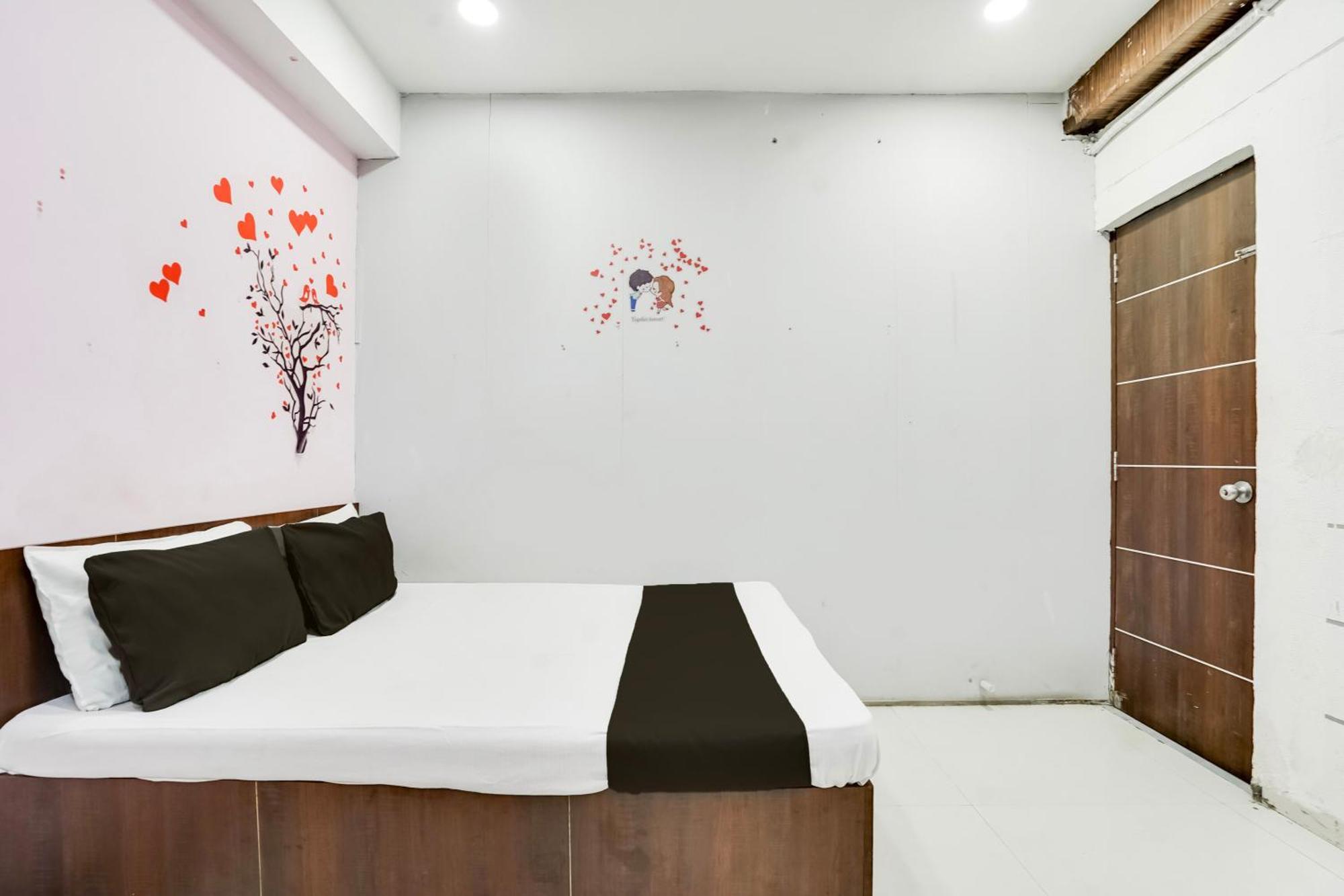 Hotel O Day Night Rooms 수라트 외부 사진